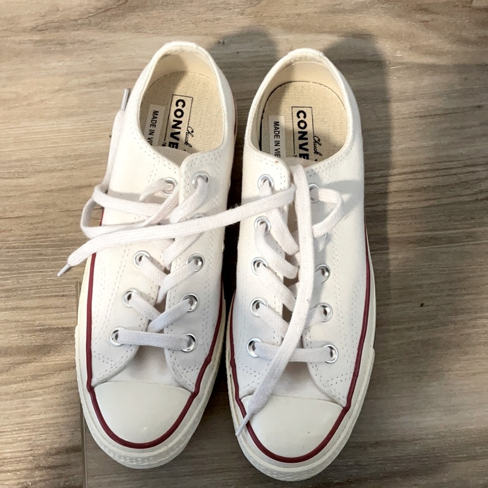 Tennis shoes
